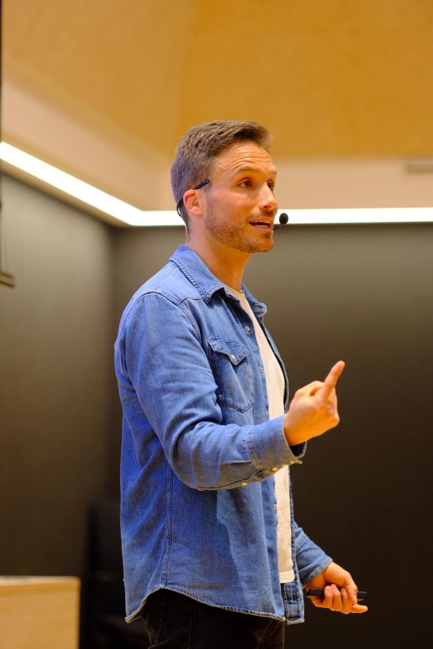 Jesús López facilitando una sesión